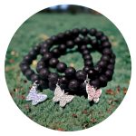 Armband met vulkaan kralen en zilverkleurig vlindertje