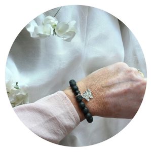 Armband met vulkaan kralen en zilverkleurig vlindertje