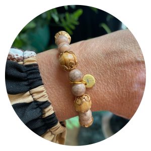 Armband roze gemarmerd en hout met pluis