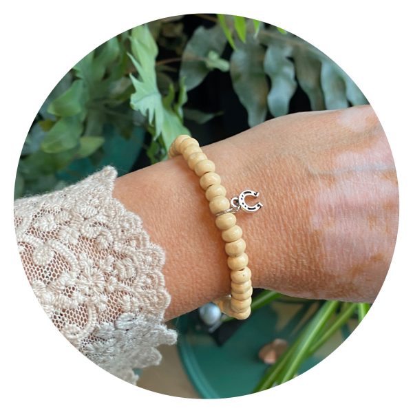Armbandje houten kralen met hoefijzer