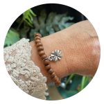 Armbandje houten kralen met klaver