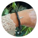 Armbandje houten kralen met vleugel