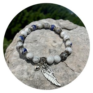 Blauw gemarmerde armband met vleugeltje en hartje