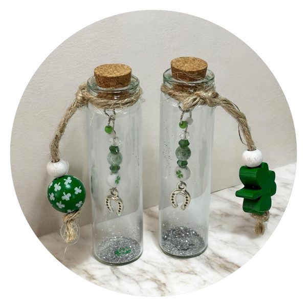 Flesje geluk met klaver en kraal