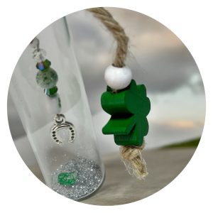 Flesje geluk met klaver en kraal