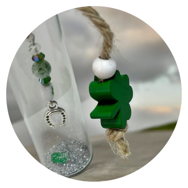 Flesje geluk met klaver en kraal