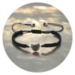 Geknoopt armbandje met kattenkopje wit gemarmerd