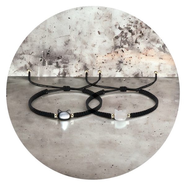 Geknoopt armbandje met kattenkopje wit of antractiet gemarmerd