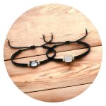 Geknoopt armbandje met kattenkopje wit of antractiet gemarmerd