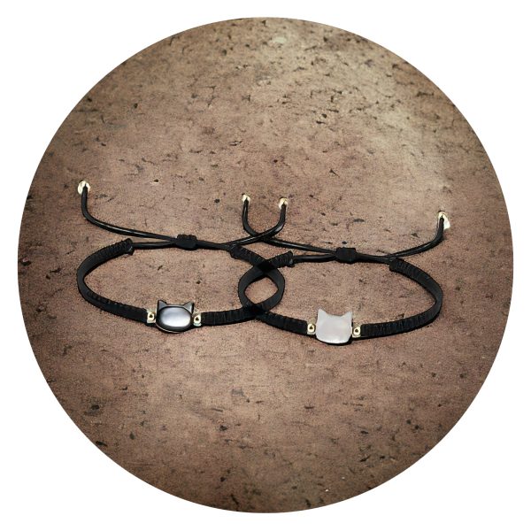 Geknoopt armbandje met kattenkopje wit of antractiet gemarmerd