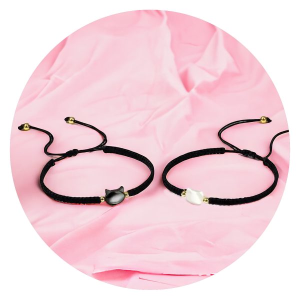 Geknoopt armbandje met kattenkopje wit of antractiet gemarmerd