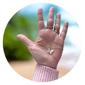 Goudkleurige ketting met parelmoeren vlindertje