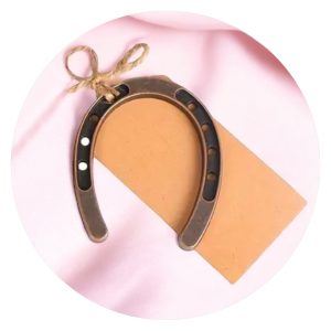 Hoefijzer met label en touwtje