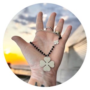 Ketting met facetkralen en stainless steel klaver