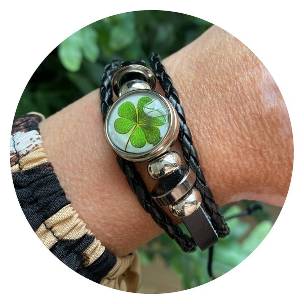 Leren armband met grote ronde klaver