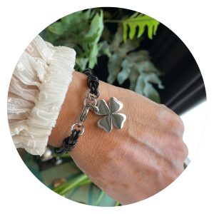 Leren armband met stalen klaver vier