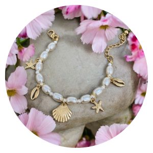 Parelarmbandje met schelpen