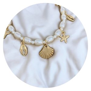 Parelarmbandje met schelpen