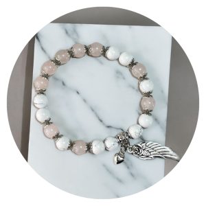 Roze gemarmerde armband met vleugeltje en hartje