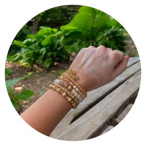 Set van vijf goudkleurige armbanden