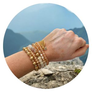 Set van vijf goudkleurige armbanden