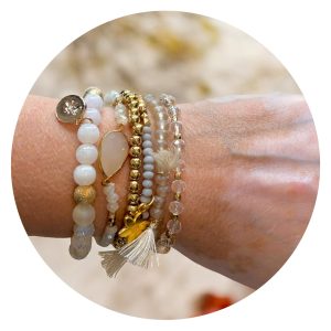 Set van zes armbanden goud en creme