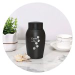 Urn zwart met pootafdrukken