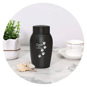 Urn zwart met pootafdrukken