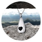 Urnketting met zwart hartje