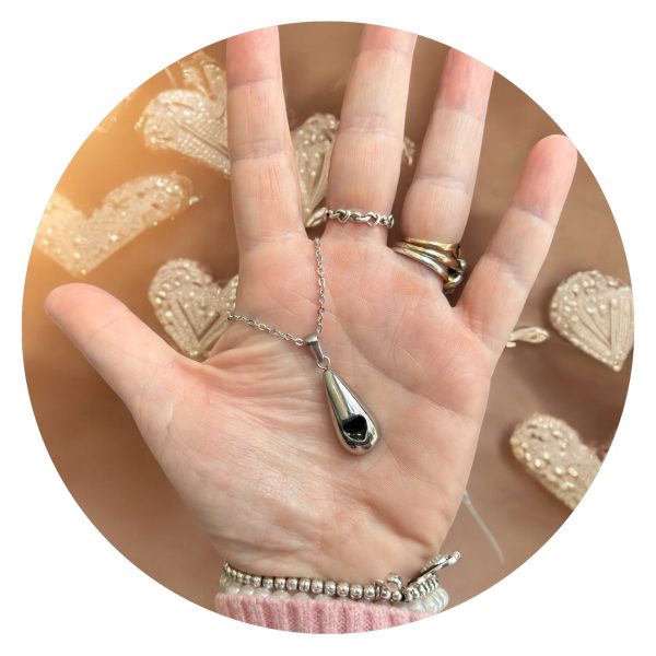 Urnketting met zwart hartje