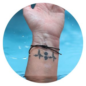 Veterarmband met rood klavertje