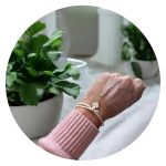 Veterarmband wit met wit klavertje goud