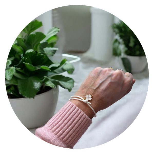 Veterarmband wit met wit klavertje goud