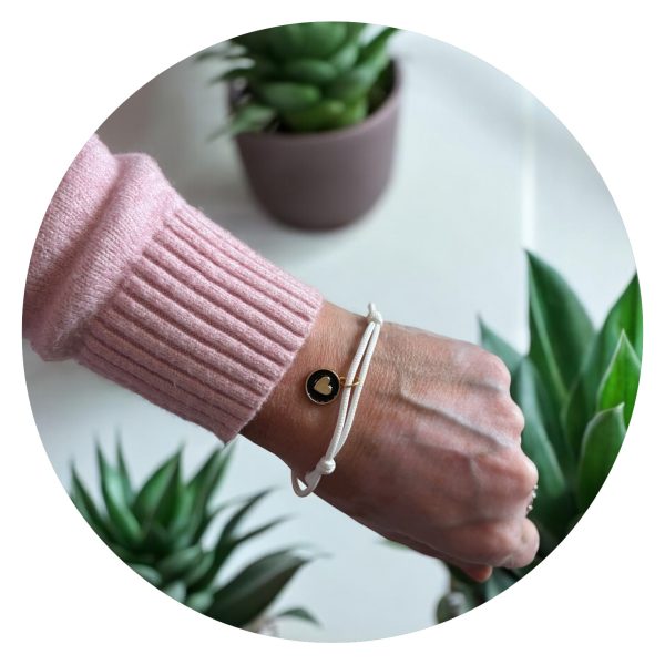 Veterarmband wit met zwart hartje