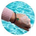 Veterarmband zwart met groen klavertje goud