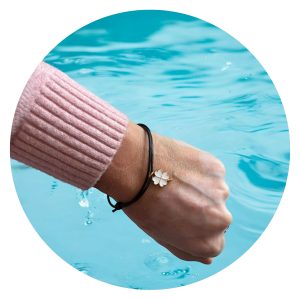 Veterarmband zwart met wit klavertje goud