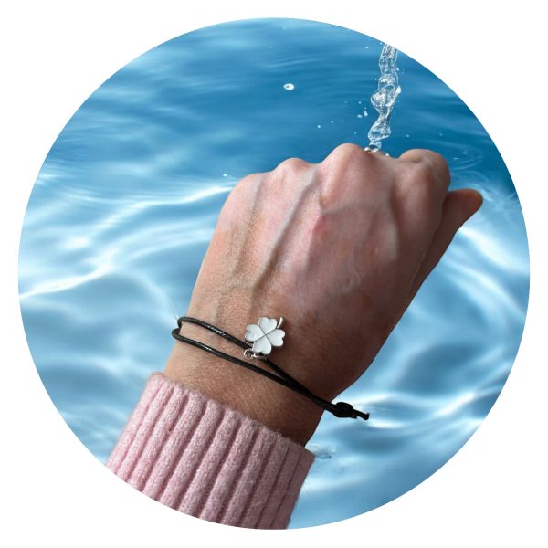 Veterarmband zwart met wit klavertje zilver