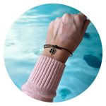 Veterarmband zwart met zwart klavertje goud