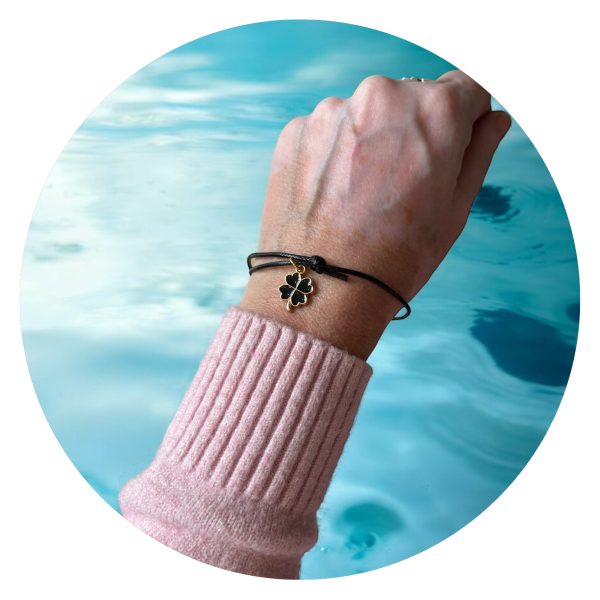 Veterarmband zwart met zwart klavertje goud