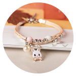 Veterarmbandje met roze konijntje