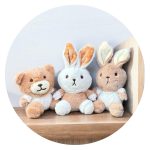 Kleine knuffel konijntjes en beertje