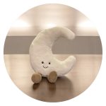 Betoverende maan met schattige voetjes