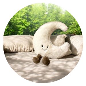 Betoverende maan met schattige voetjes