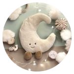 Betoverende maan met schattige voetjes