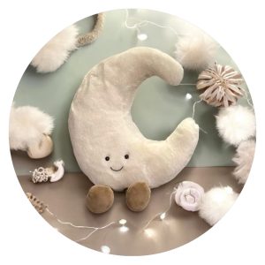 Betoverende maan met schattige voetjes