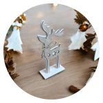 Rendier met belletjes op houten tafel