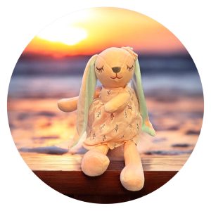 Roze onbescheiden konijn met oogjes dicht