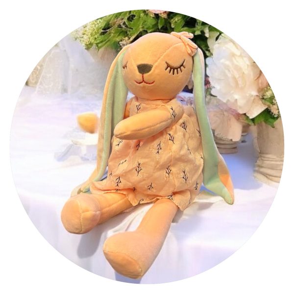 Roze onbescheiden konijn met oogjes dicht