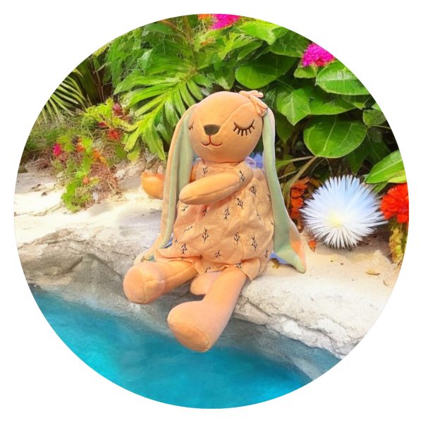 Roze onbescheiden konijn met oogjes dicht