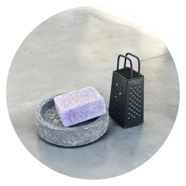 Schaaltje, rasp en amberblokje lavendel